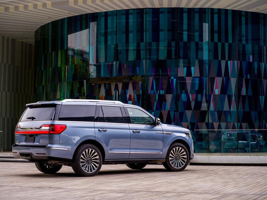  Lincoln Navigator Presidential 2017 года  (CN) (фото 25 из 40)